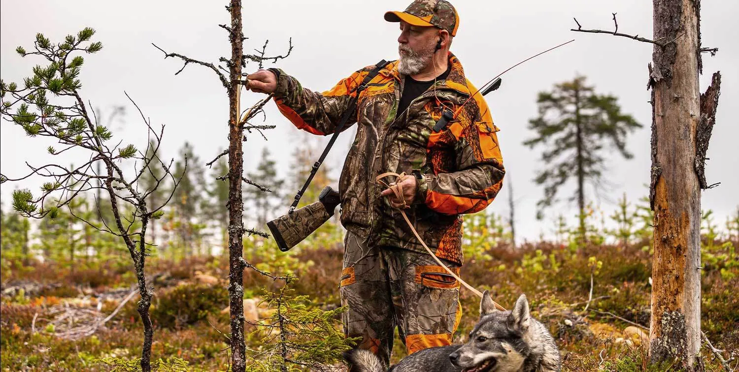 Jaktlag i skogen om høsten